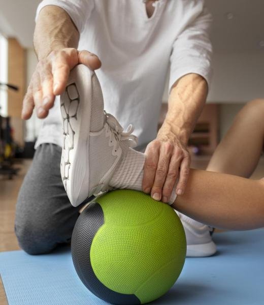 patient-doing-physical-rehabilitation-helped-by-therapists (2)-min (1) patient-doing-physical-rehabilitation-helped-by-therapists (2)-min (1)
